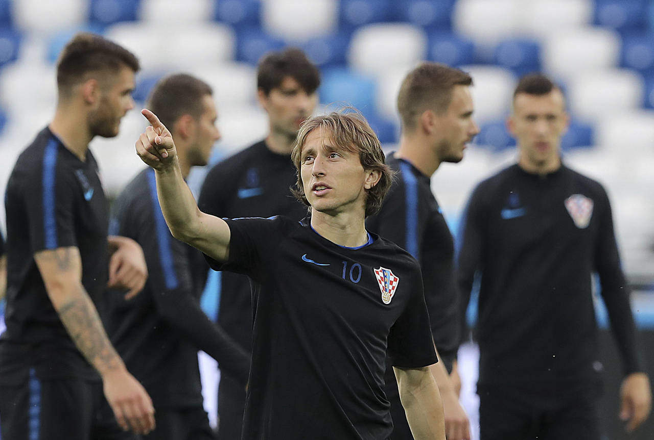 Luka Modric, mediocampista de la selección croata, durante la práctica de ayer. (AP)