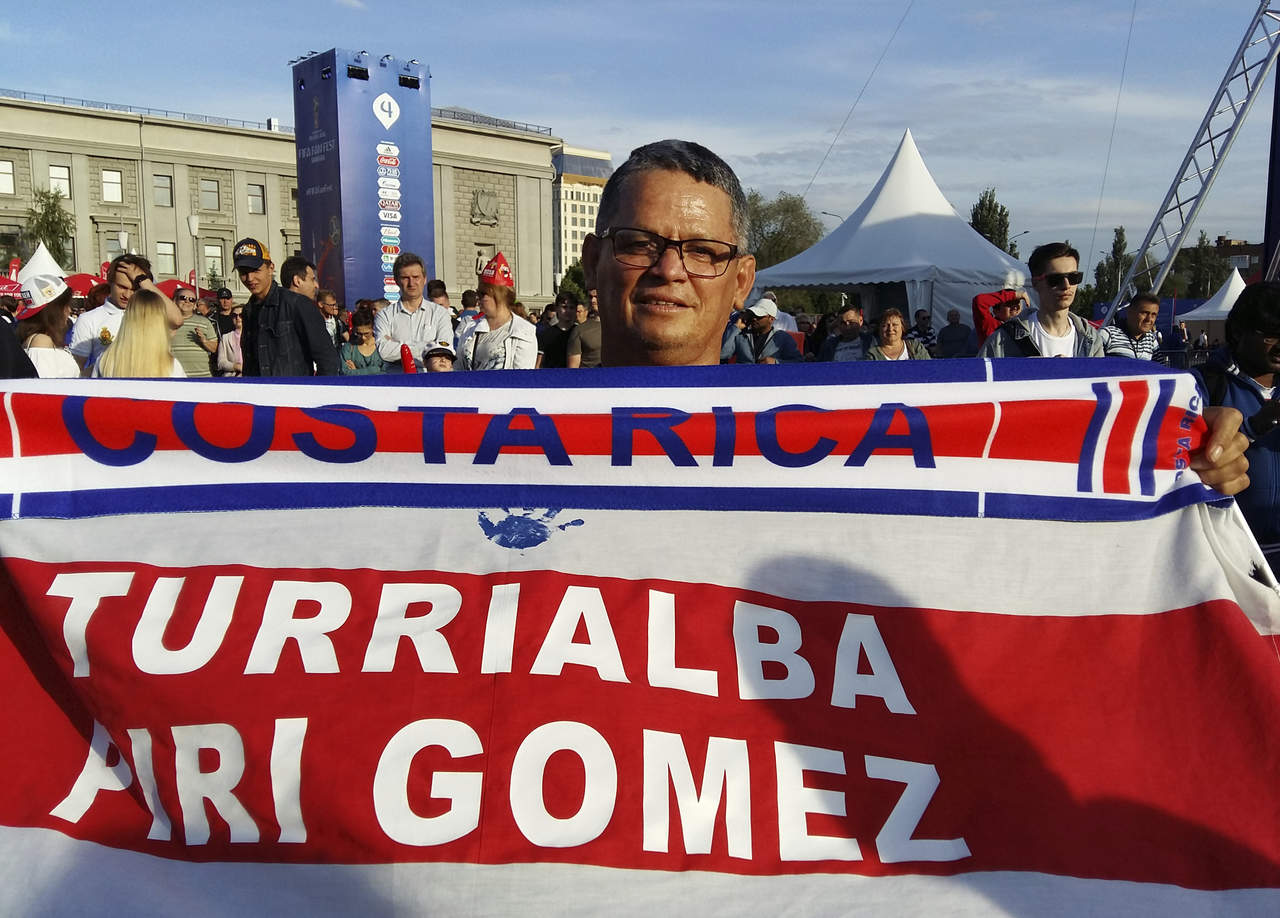 Martín Gómez se ganó un viaje al Mundial con todos los gastos pagados por pagar a tiempo el teléfono. (AP)