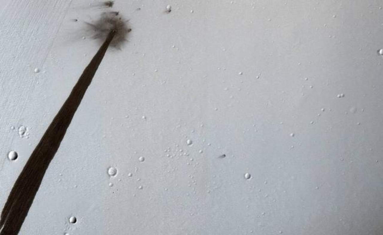 En la fotografía tomada por el instrumento HiRISE del MRO, también se aprecia la cicatriz de una antigua avalancha junto a la nueva racha oscura. (NASA)