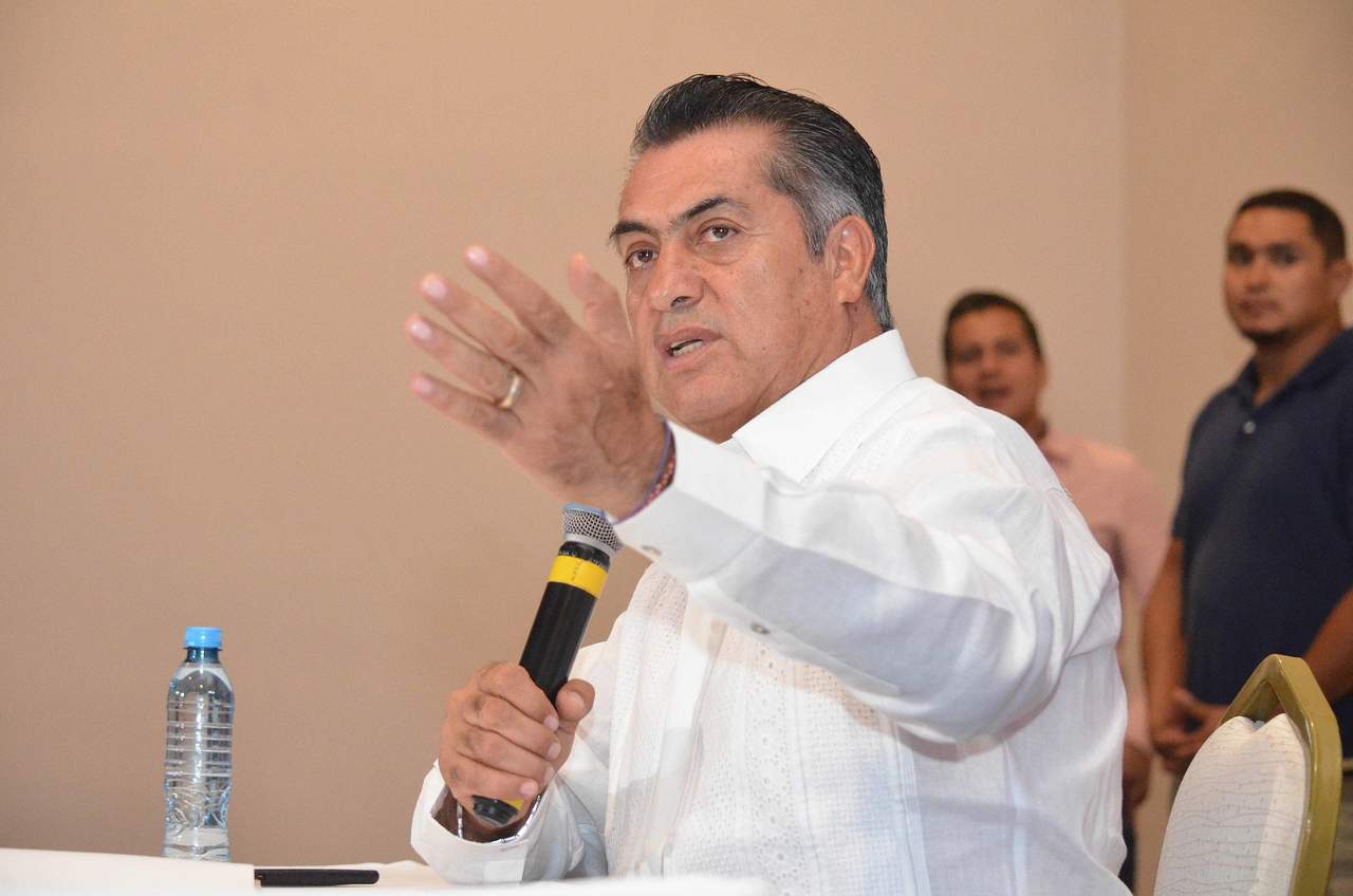 Durante su gira de campaña en el pueblo “El Santuario”, en Querétaro, se dijo sorprendido del crecimiento de sus seguidores, incluso opinó que en ese estado lo quieren más que al candidato de Por Mexico al Frente, Ricardo Anaya, a pesar de ser oriundo de ahí. (ARCHIVO)