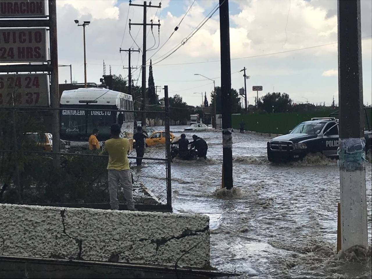 Afectados. Varios autos se quedaron varados en las calles inundadas.