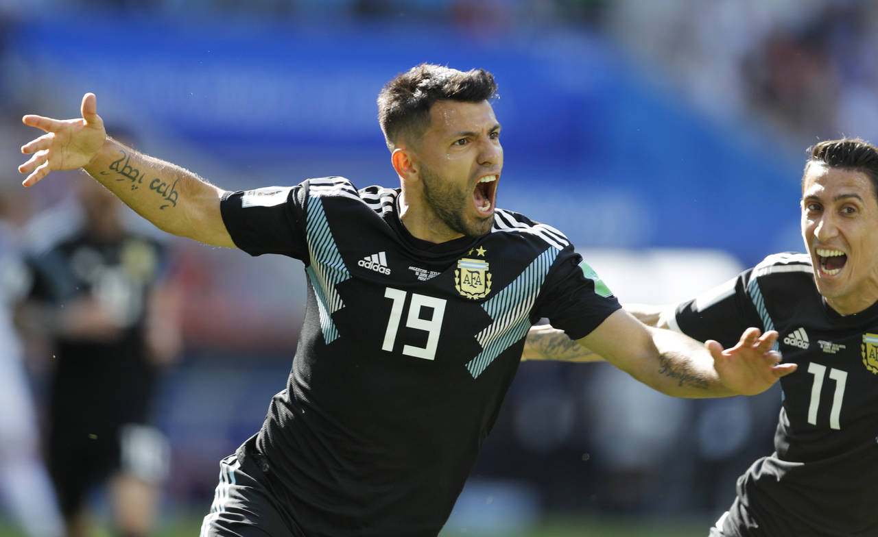 Sergio Agüero festeja el gol que anotó y que dio a Argentina un empate 1-1 con Islandia en su debut en la Copa Mundial. Agüero rompe ayuno en Mundiales
