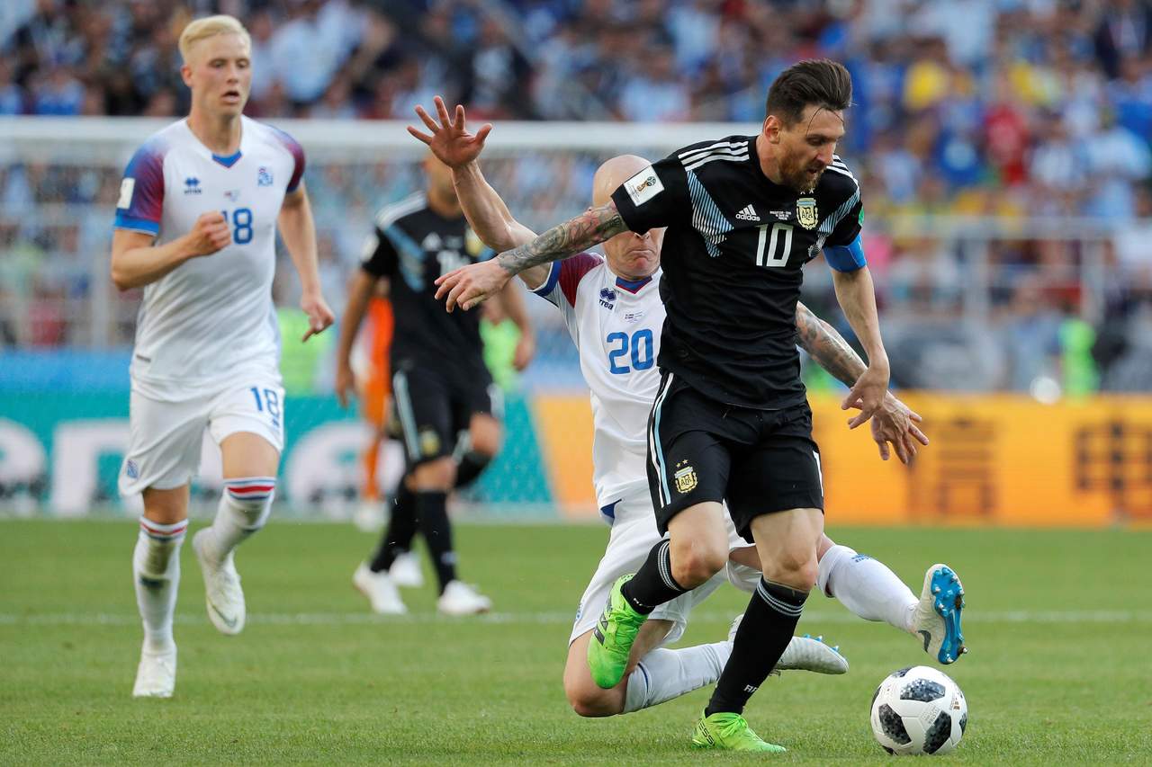 El delantero argentino Lionel Messi (d) y el centrocampista islandés Emil Hallfredsson (detrás). (EFE)