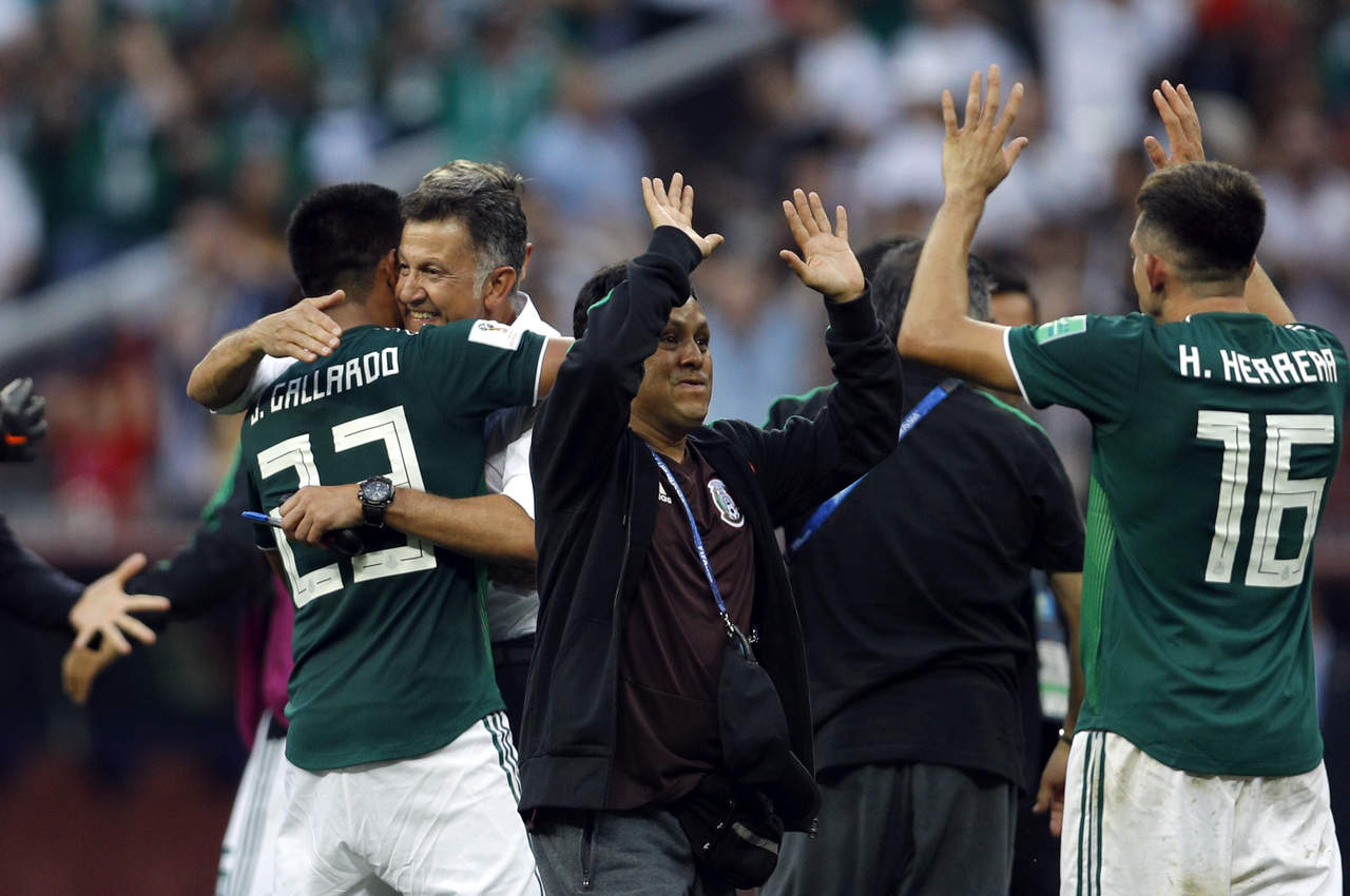 Osorio festejó con los jugadores. (AP) 
