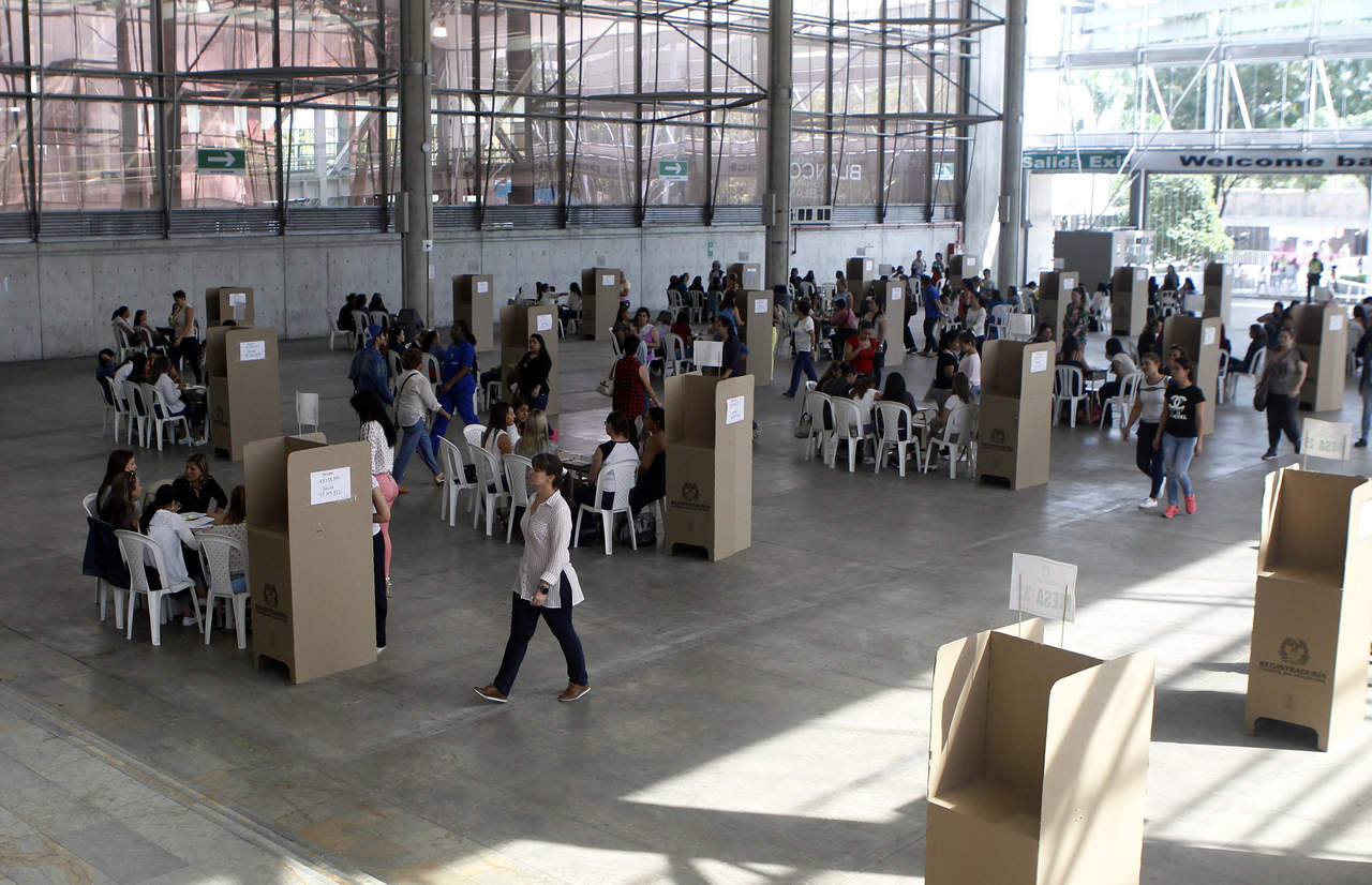 Las autoridades electorales iniciaron el conteo de votos a las 16:00 horas locales (21:00 GMT), en los 11 mil puestos de votación con 95 mil 224 mesas con sus respectivas urnas que funcionaron en los 32 departamentos de Colombia desde las 08:00 horas locales (13:00 GMT).
