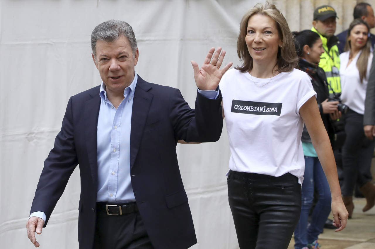 A lo largo de la campaña, Santos no había mostrado su apoyo a ninguno de los dos candidatos, a quienes esta mañana calificó como 'opositores' de su Gobierno.
