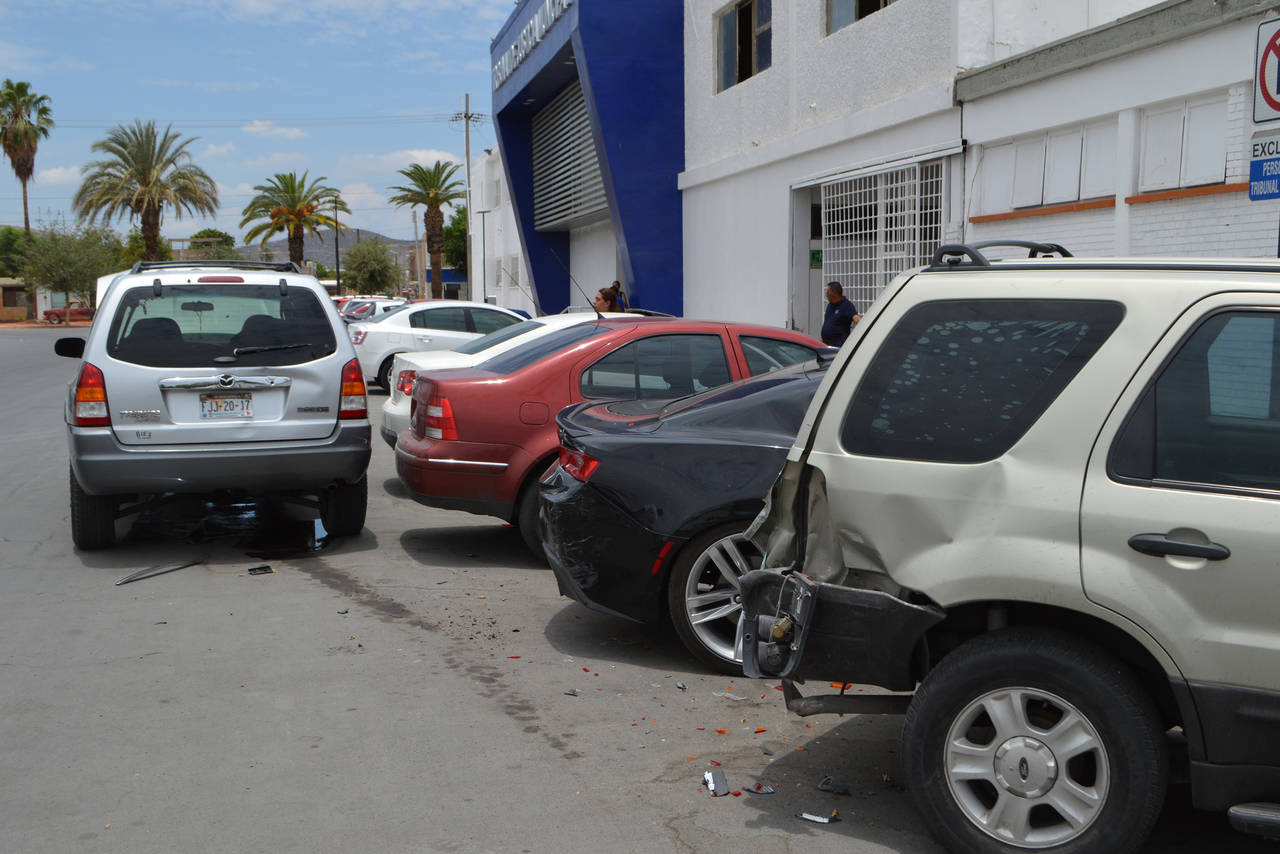 Daños. La camioneta Mazda impactó con su zona frontal las partes traseras de las unidades estacionadas afuera de Tribunales.
