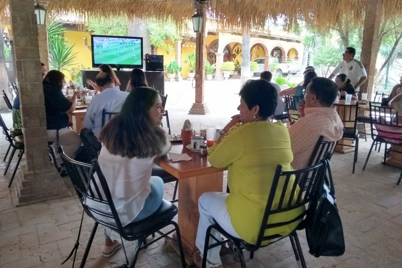 Día del Padre. Disfrutan en restaurantes de La Laguna de Durango del partido de México y la convivencia con los padres. (EL SIGLO DE TORREÓN)