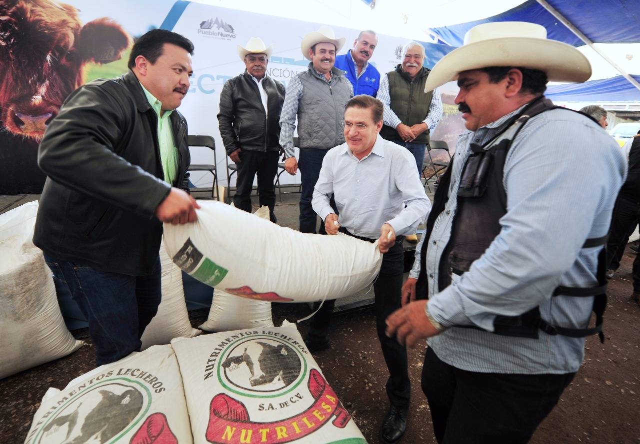 Entrega. José Rosas Aispuro entregó semillas de avena a  productores. (CORTESÍA)