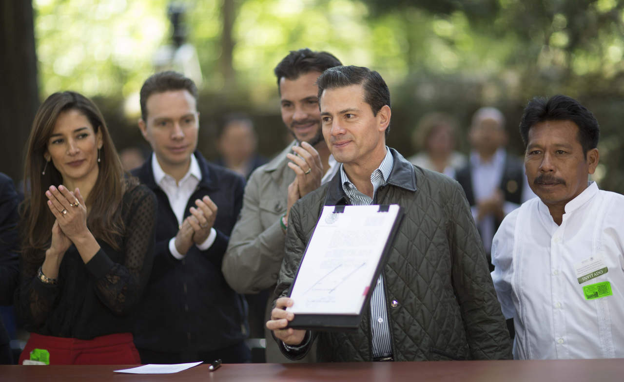  Al conmemorar el Día Mundial del Medio Ambiente, el presidente Enrique Peña Nieto promulgó la Ley General de Desarrollo Sustentable y firmó diez Decretos de Reserva de Agua. (NOTIMEX)