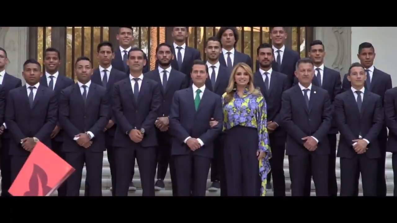 Enrique Peña Nieto junto a la Selección Nacional en la ceremonia de abanderamiento. (Especial)