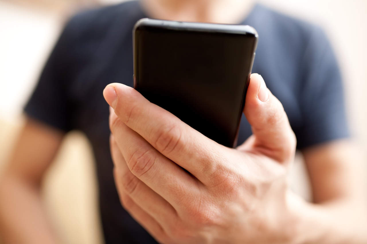 Científicos por medio de un estudio comprobaron que leer más de 20 minutos en un celular puede ocasionar problemas visuales. (ARCHIVO)  