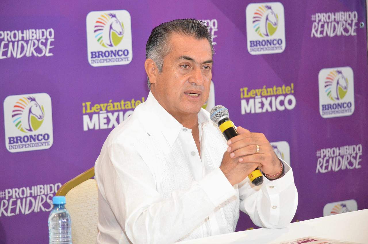 El candidato independiente a la Presidencia de México, Jaime Rodríguez Calderón 'El Bronco', difundió hoy ante sus seguidores su propuesta económica que se basa en disminuir el Impuesto al Valor Agregado (IVA) del 16 al 10 por ciento en todo el país, y el Impuesto Sobre la Renta (ISR). (ARCHIVO)