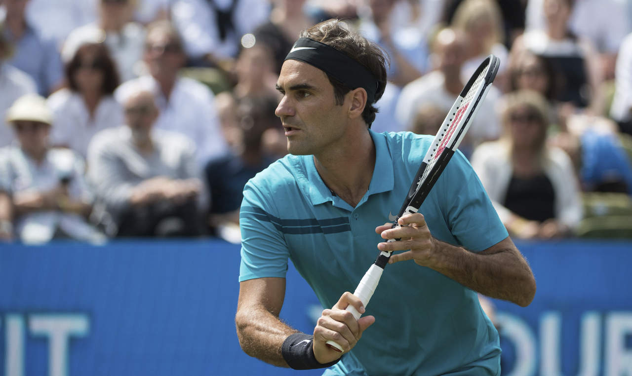 El título que ganó Federer en el torneo sobre pasto en la ciudad alemana de Stuttgart la semana pasada lo hizo subir desde el número 2. (ARCHIVO)