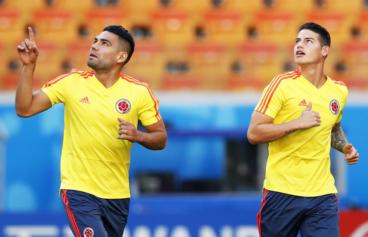 Radamel Falcao (i) y James Rodríguez durante la práctica de Colombia. (AP)