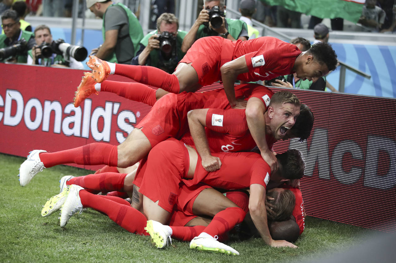 El festejo por la sufrida victoria de Inglaterra sobre Túnez fue eufórico por parte de los jugadores. (AP)