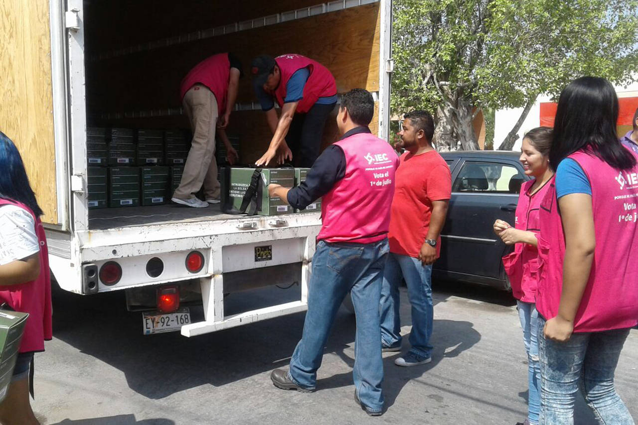 Arribo. El camión con las boletas electorales llegó a Matamoros alrededor de las 11 de la mañana y luego de trasladó a Madero. (EL SIGLO DE TORREÓN/MARY VÁZQUEZ)