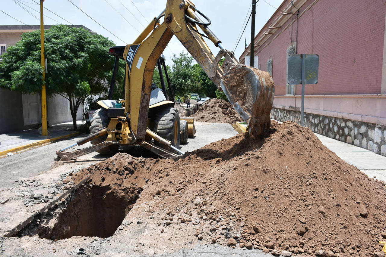 Trabajos. Realizan la renovación de las líneas de drenaje en el sector del Centro en Lerdo y seguirán con otros sectores. (EL SIGLO DE TORREÓN)