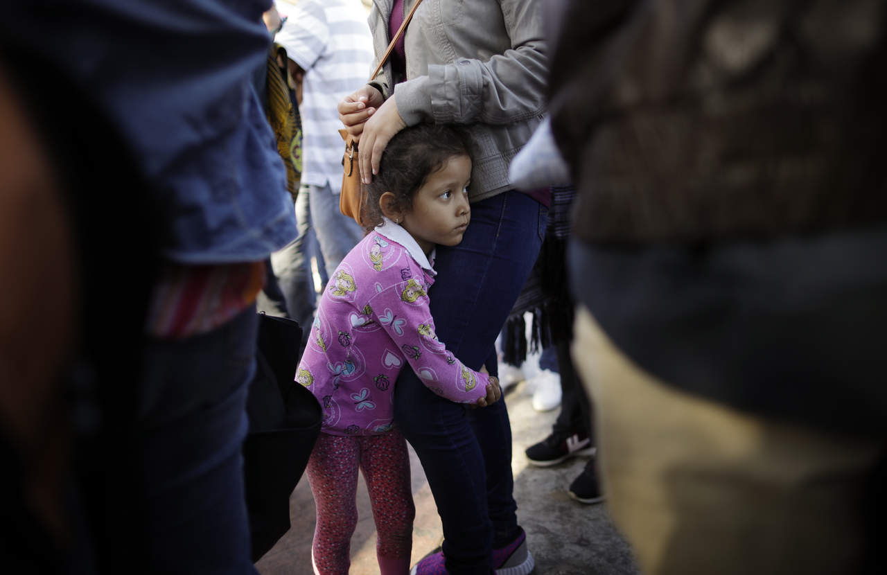  Unicef denunció hoy la práctica estadounidense de separar niños inmigrantes de sus padres en la frontera con México y recordó que bajo cualquier circunstancia los menores de edad deben estar siempre junto a sus familias. (AP)