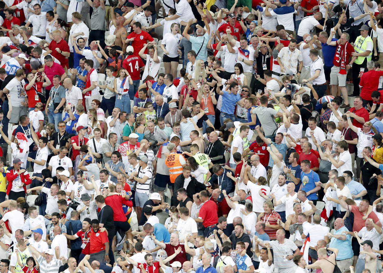 Aficionados ingleses disfrutaron al máximo el triunfo de su equipo en el debut mundialista en el estadio Volgograd.