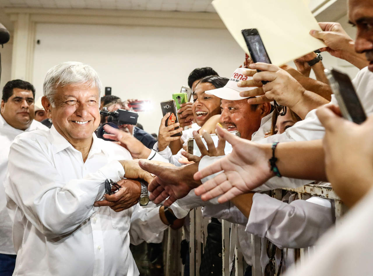 Andrés Manuel López Obrador criticó que sus rivales en la contienda electoral, Ricardo Anaya y José Antonio Meade, se la pasan en la Procuraduría haciendo denuncias de corrupción, pero -afirmó- no son honestos. (EL UNIVERSAL)