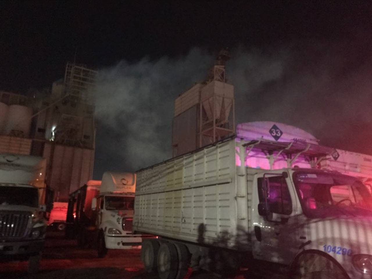 Incendio. De acuerdo con las autoridades el fuego inició en uno de los silos de la empresa lechera utilizados para almacenar granos. (EL SIGLO DE TORREÓN) 