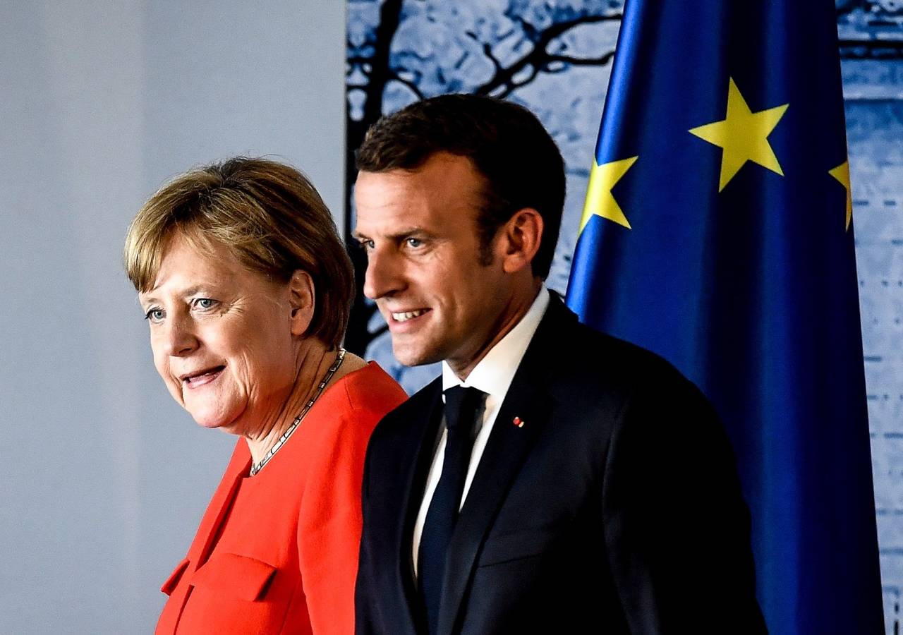 Reforzamiento. Angela Merkel y Emmanuel Macron consensuaron ayer una reforma de la eurozona. (EFE)