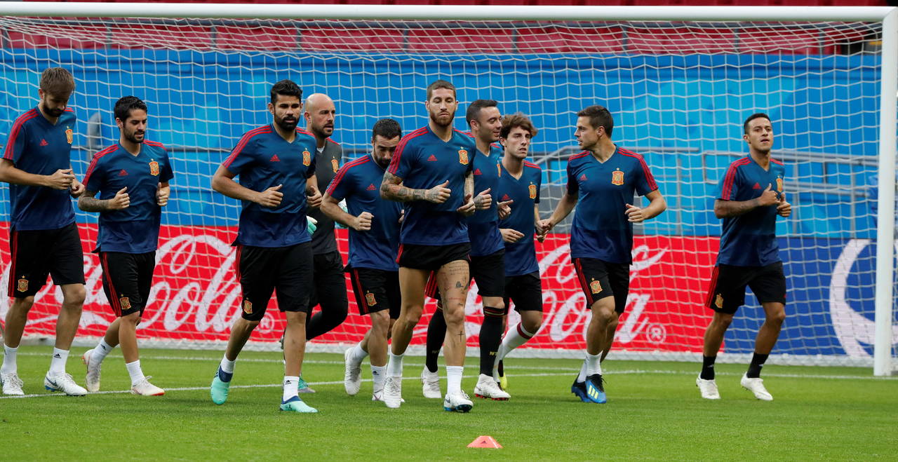 Los jugadores de la selección española durante el entrenamiento de ayer en el Kazan Arena, donde se medirán a Irán. (EFE)