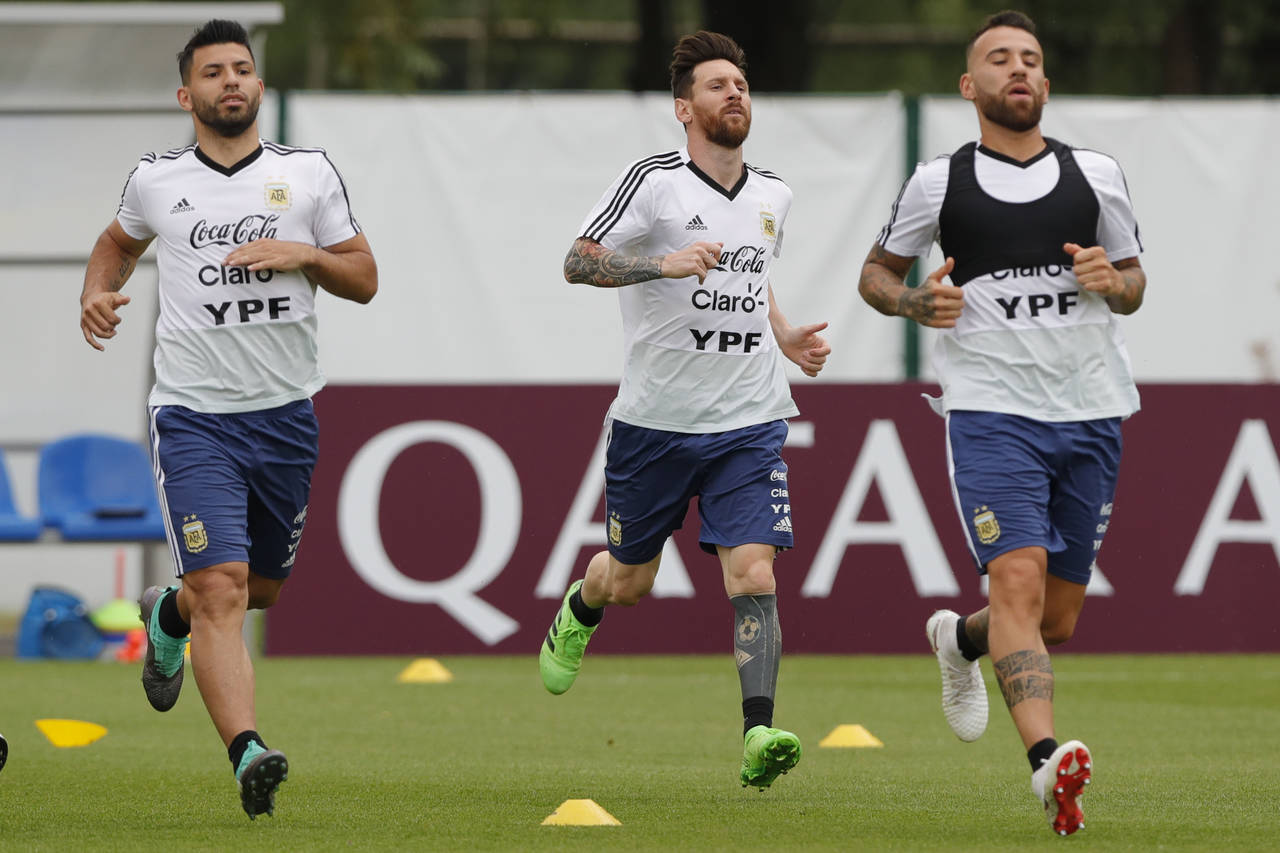 Lionel Messi (c), Sergio Agüero (i) y Nicolás Otamendi durante el entrenamiento de ayer de la selección argentina en Bronnitsy, Rusia. La Albiceleste se enfrenta mañana a Croacia. (AP)