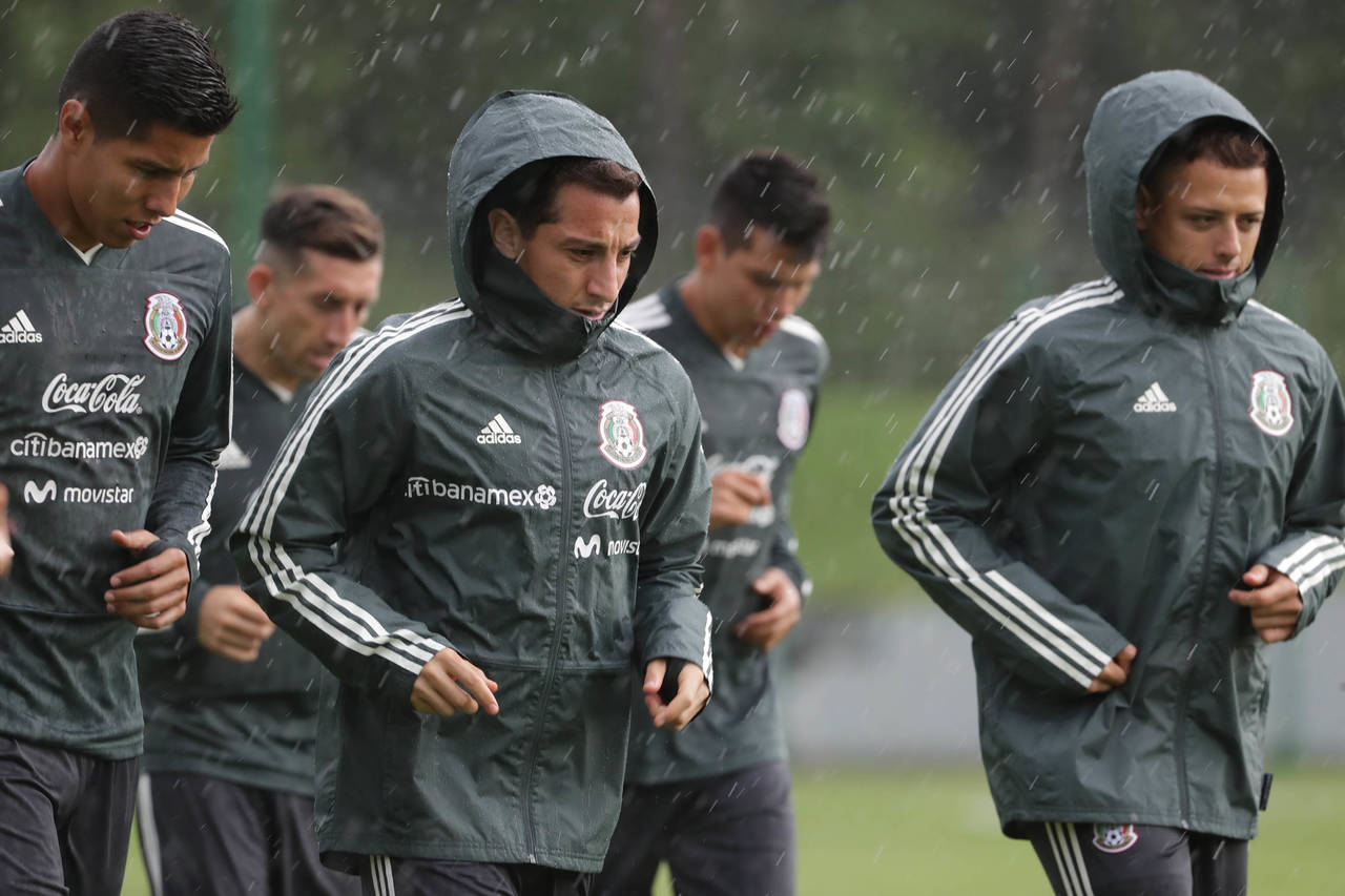 La Selección Mexicana entrenó ayer bajo la lluvia en las instalaciones del Dinamo. Los titulares ante Alemania sólo hicieron una leve carrera. (El Universal)