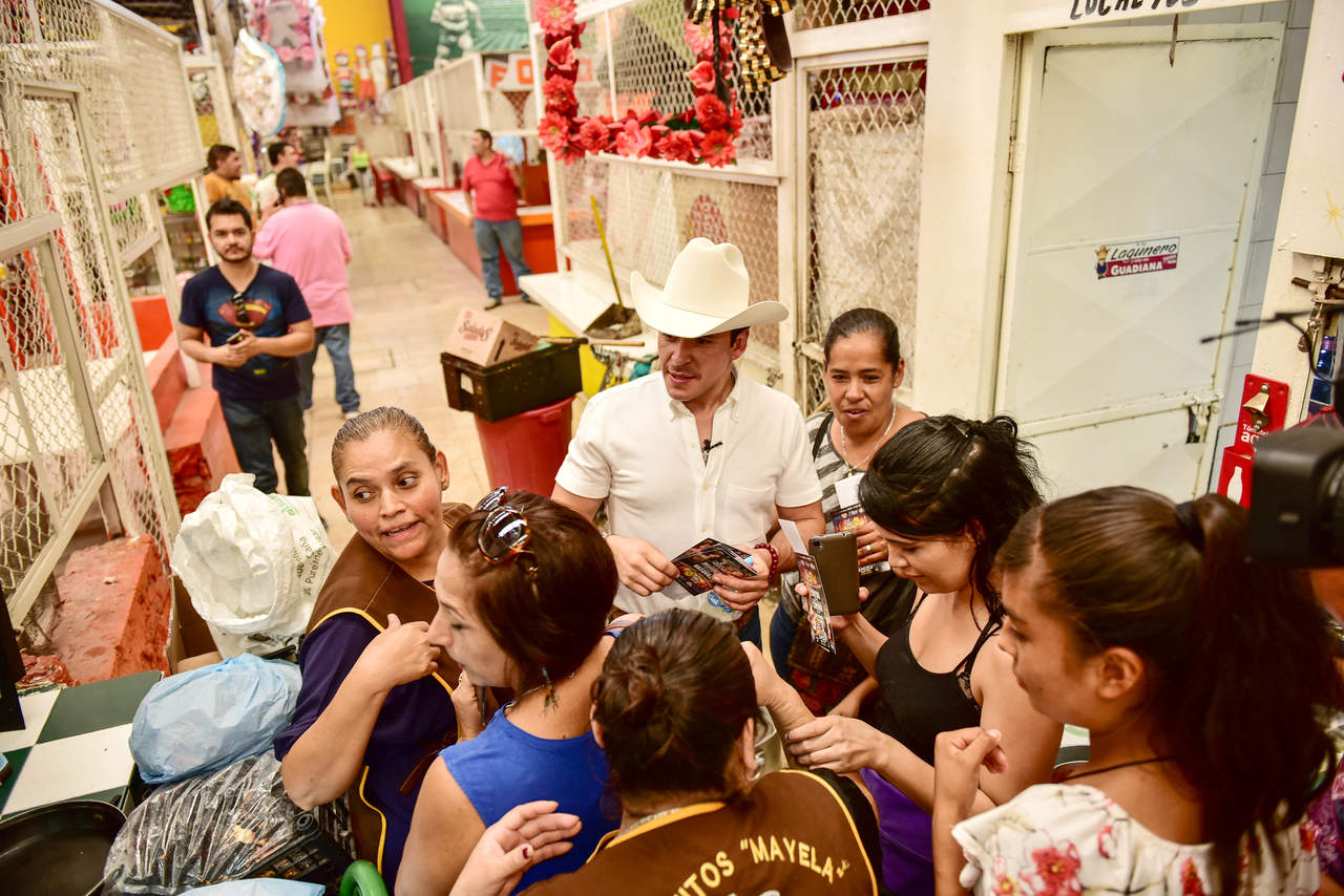 Con sus fans. Raúl Sandoval causó tremendo alboroto en las instalaciones del Mercado Juárez de Torreón. (ÉRICK SOTOMAYOR) 