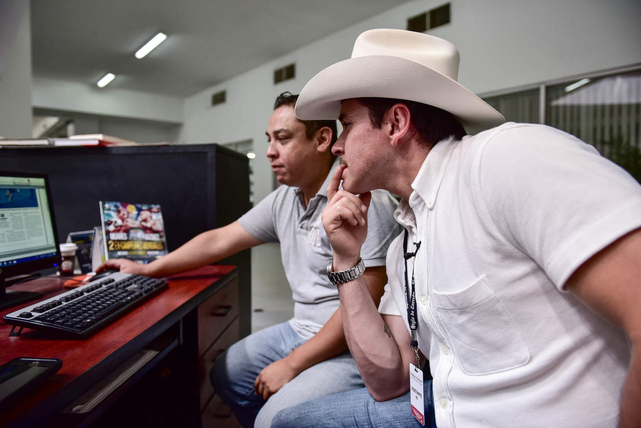 Pone atención. El compañero Humberto Vázquez le mostró a Raúl cómo redactar un texto deportivo. (ÉRICK SOTOMAYOR) 