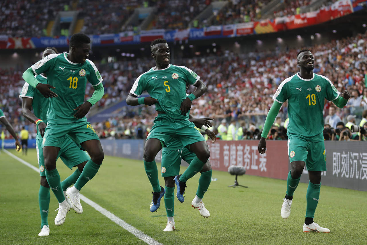 Celebran los jugadores de Senegal luego de que Mbaye Niang (d) marcara el segundo gol en la victoria 2-1 ante Polonia. (AP)