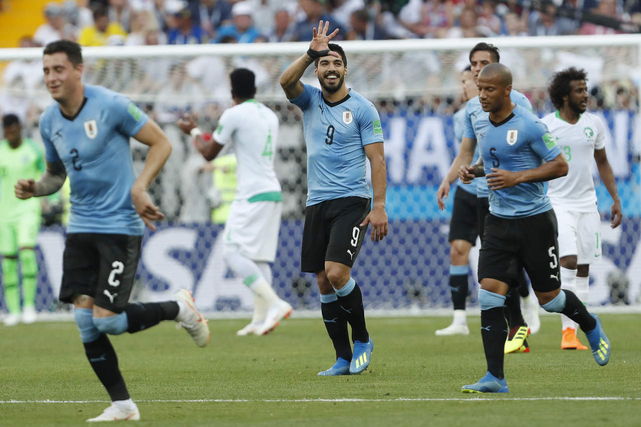 Un gol de Suárez mantiene al frente a Uruguay,