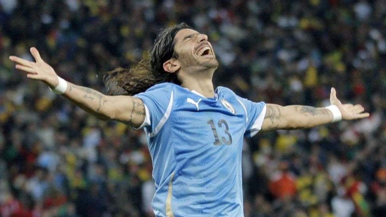 Abreú, con una locura en su tiro de penal, metió a Uruguay a las semifinales de Sudáfrica 2010. (Especial)