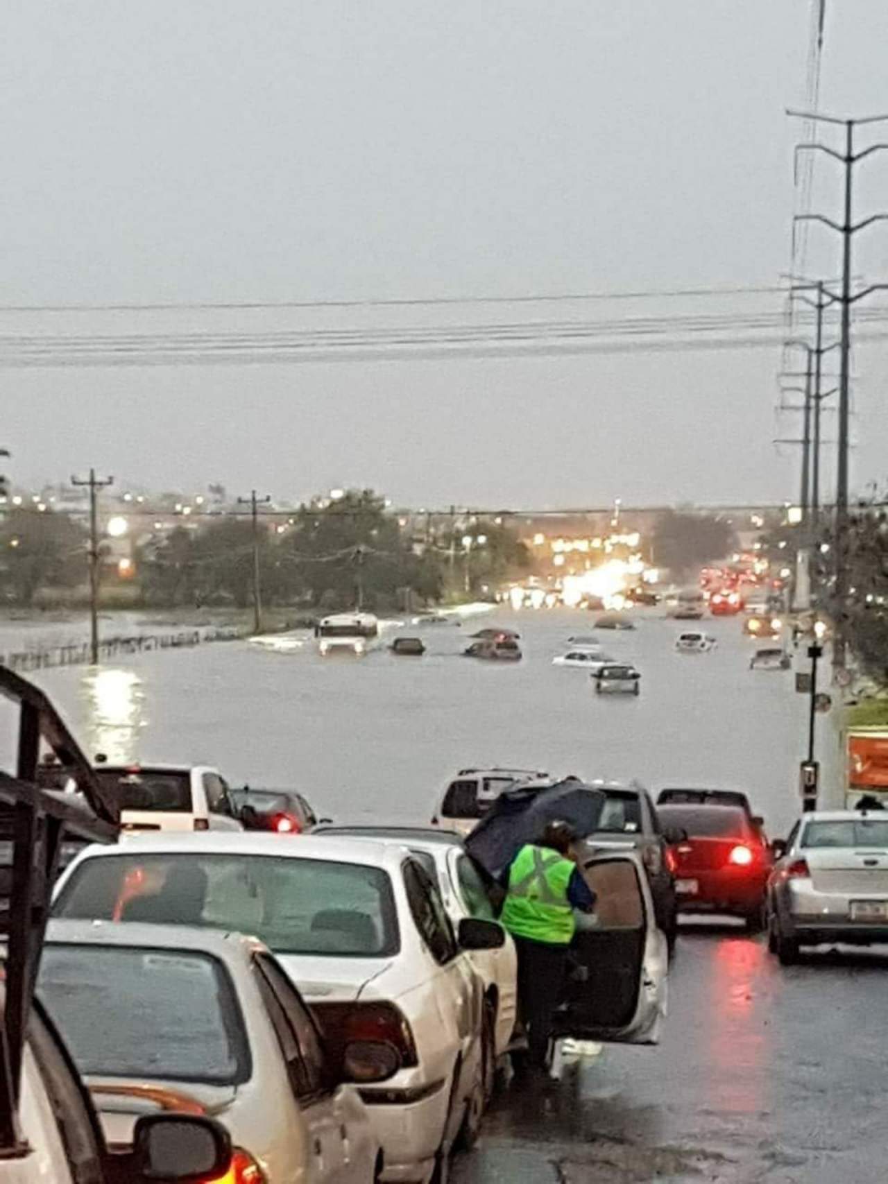 Autoridades de Protección Civil atienden los diversos daños e inundaciones que generaron lluvias intensas que afectaron esta madrugada los municipios de Reynosa y Río Bravo, sin que se reporten víctimas. (TWITTER/@spaintyna)