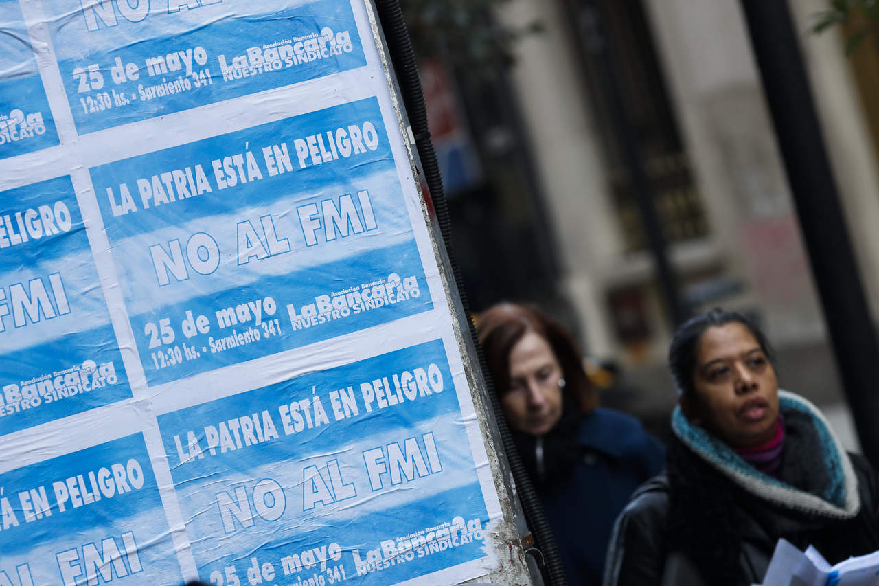 El directorio ejecutivo del Fondo Monetario Internacional aprobó el miércoles un préstamo de tres años para Argentina por 50,000 millones de dólares. (ARCHIVO)