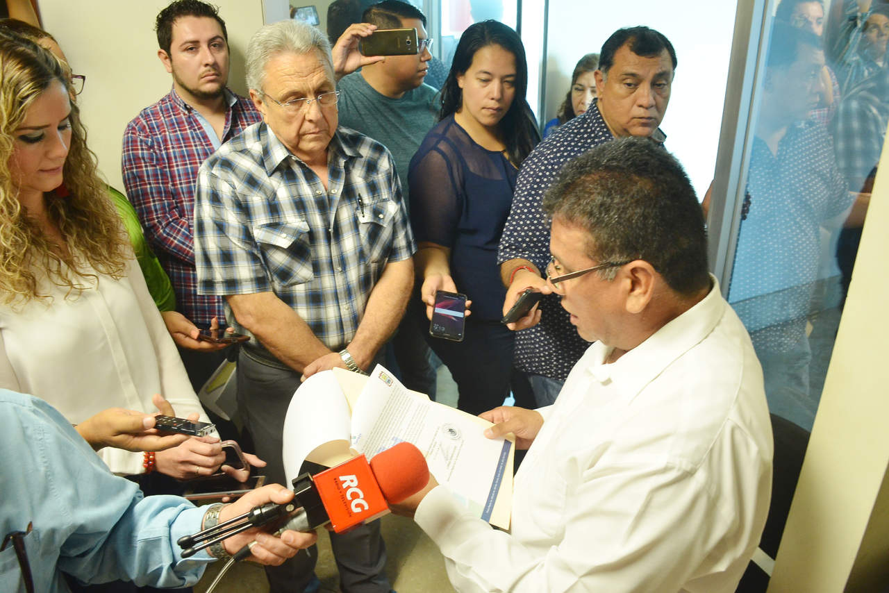 Luego de insistir sin respuesta, el secretario particular del funcionario Francisco Guajardo Perez recibió los documentos. (FERNANDO COMPEÁN) 

