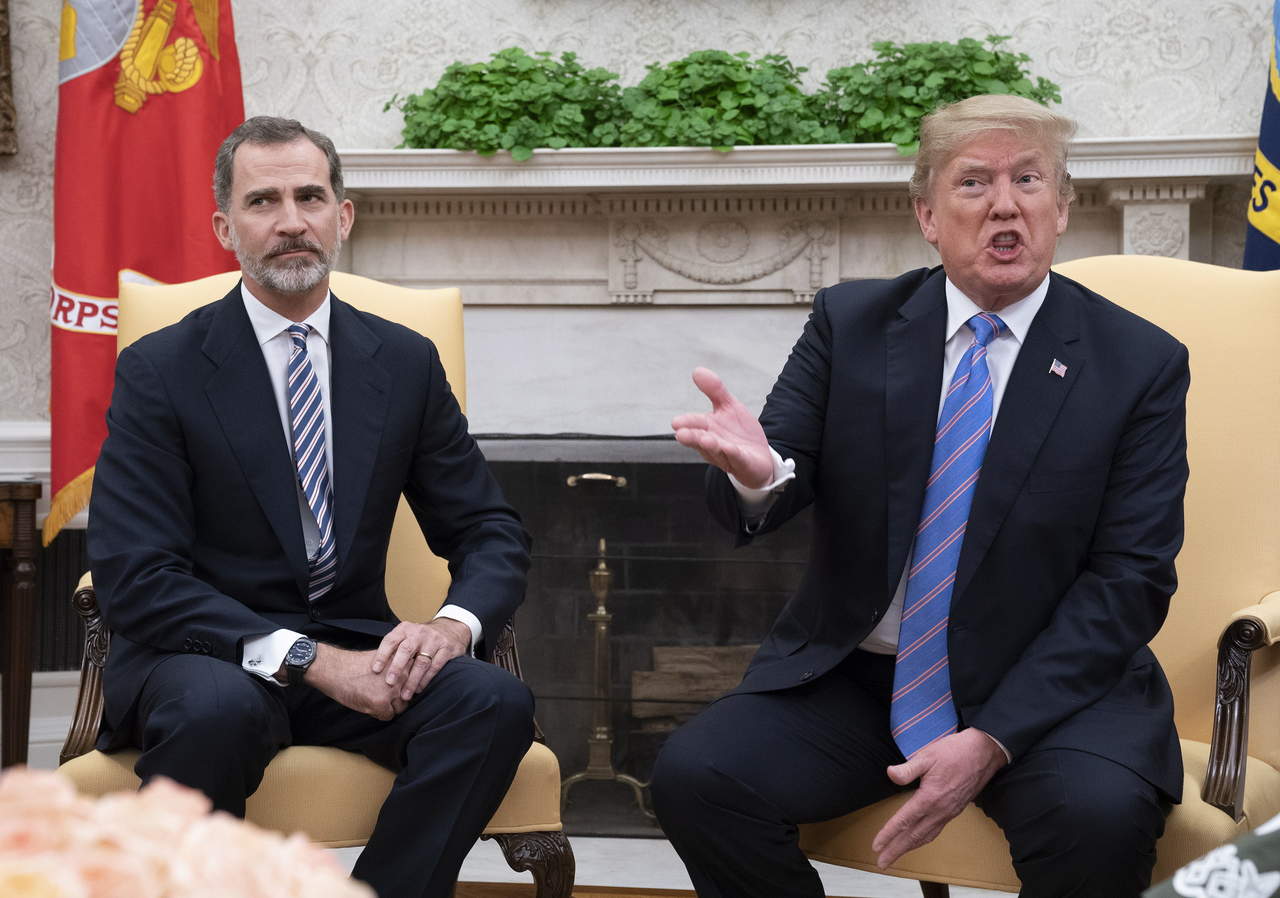 El Ministerio de Asuntos Exteriores español y la Casa Blanca han emitido esta tarde sendos comunicados sobre el encuentro celebrado en el Despacho Oval entre ambos jefes de Estado al término de la gira de los Reyes por Estados Unidos. (EFE)