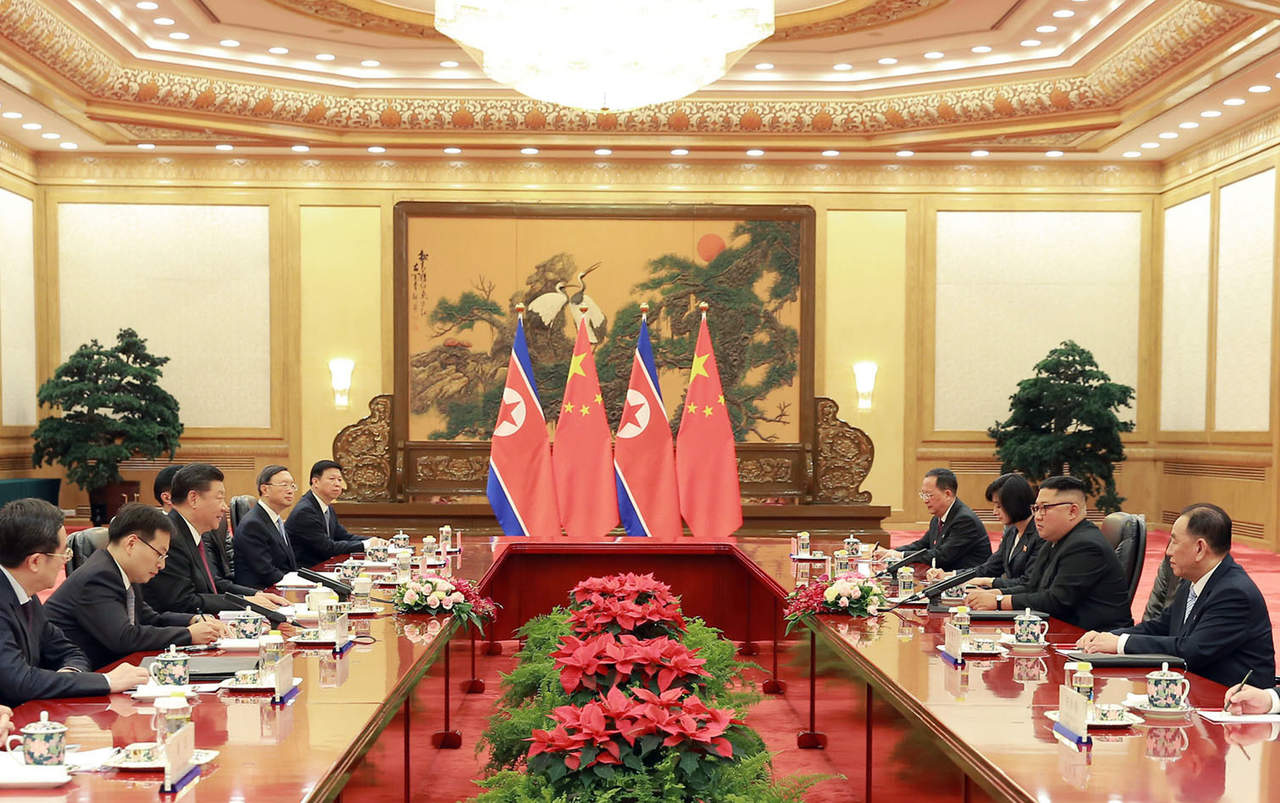 La reunión tuvo lugar durante el segundo y último día de una visita de dos jornadas del líder norcoreano al país vecino, y tras la tercera cumbre celebrada por Kim y Xi en apenas cien días. (AP)