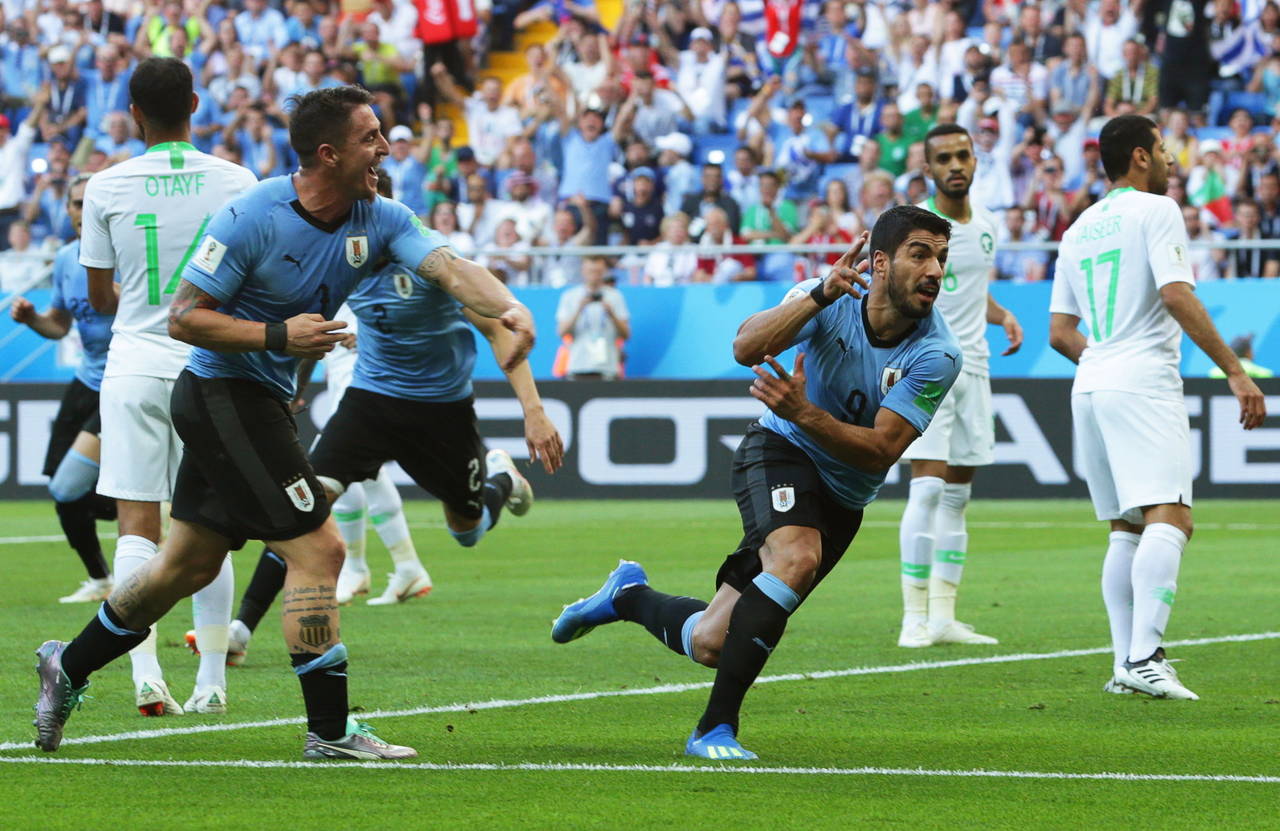 El delantero Luis Suárez, de la selección de Uruguay, festeja tras anotar el único tanto en la victoria de Uruguay sobre Arabia Saudita, en duelo disputado en Rostov del Don. (AP)