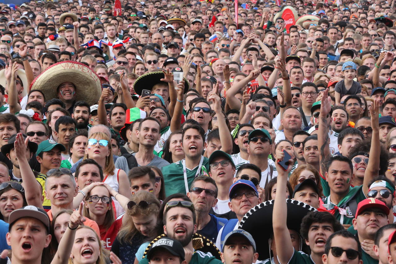 Aficionados mexicanos y alemanes en el Fan Fest, donde se pueden seguir todos los partidos en vivo, en Rusia. Detienen a tres mexicanos por robo