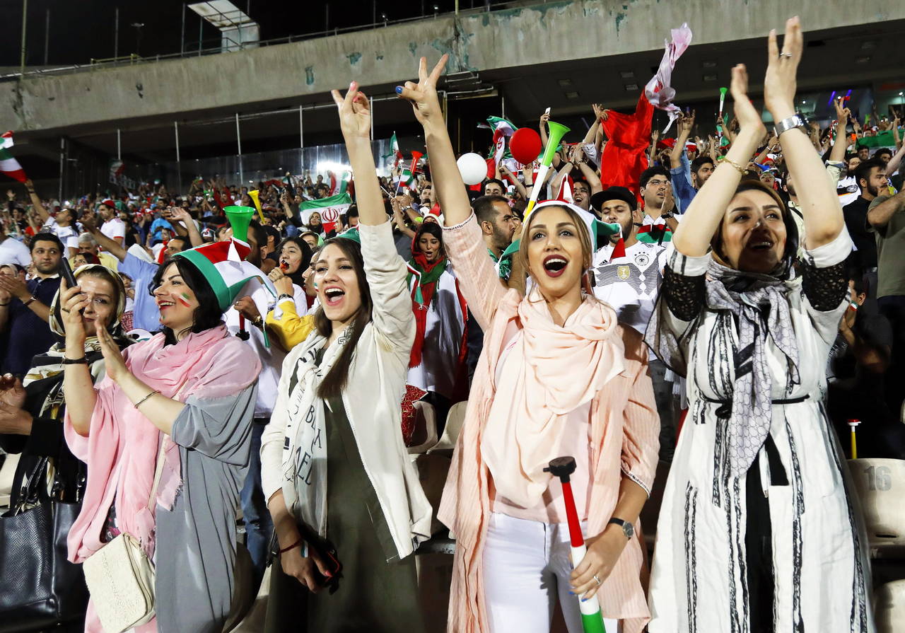 Por primera vez, hombres y mujeres convivieron al mismo tiempo en un estadio de futbol en Irán.