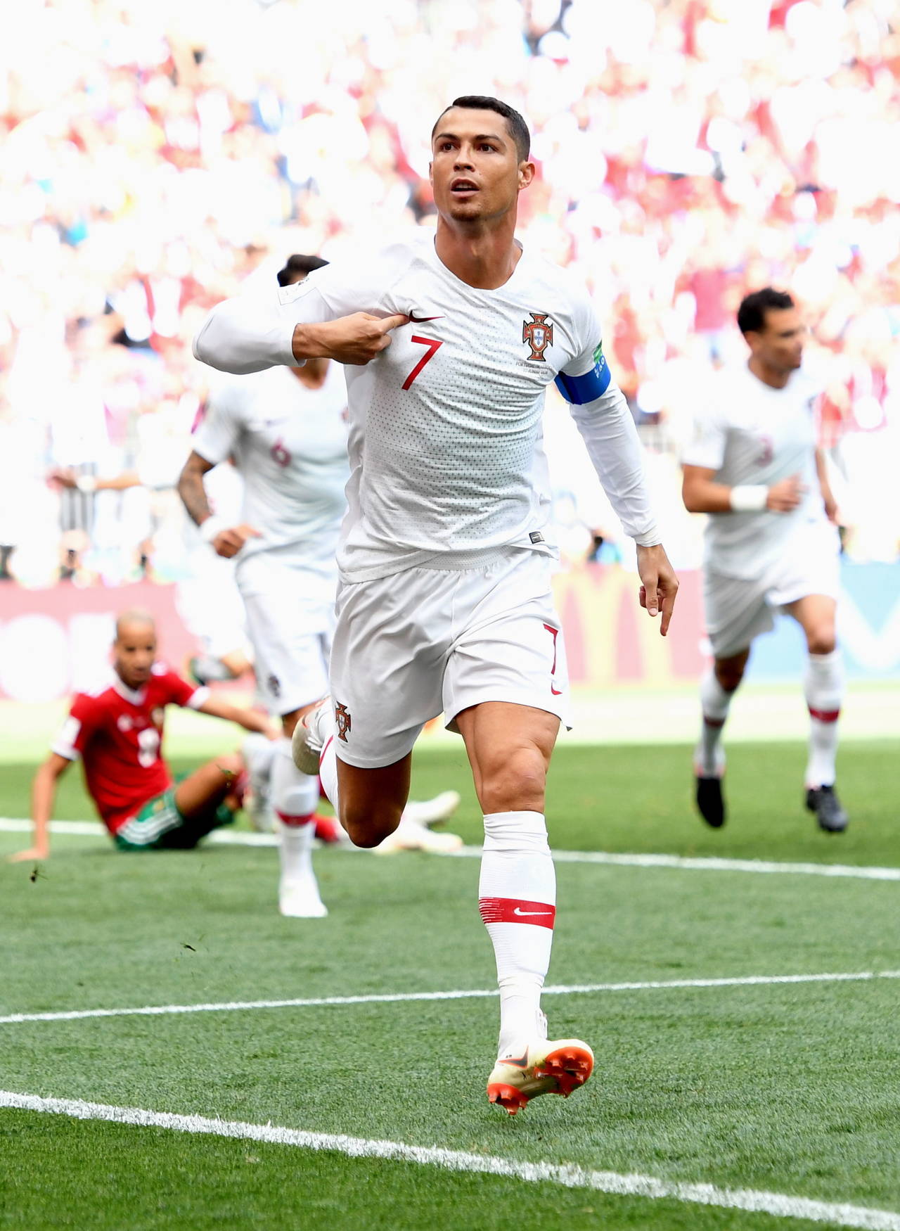 Cristiano Ronaldo celebra luego de marcar de cabeza el único gol del juego en el triunfo ante Marruecos. (AP)