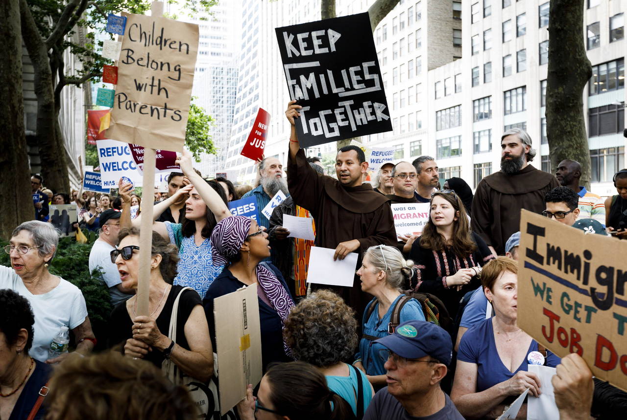 Rechazo. Varias personas se manifiestan en Nueva York con motivo del Día Internacional del Refugiado para protestar contra las políticas migratorias de la administración Trump. (EFE)