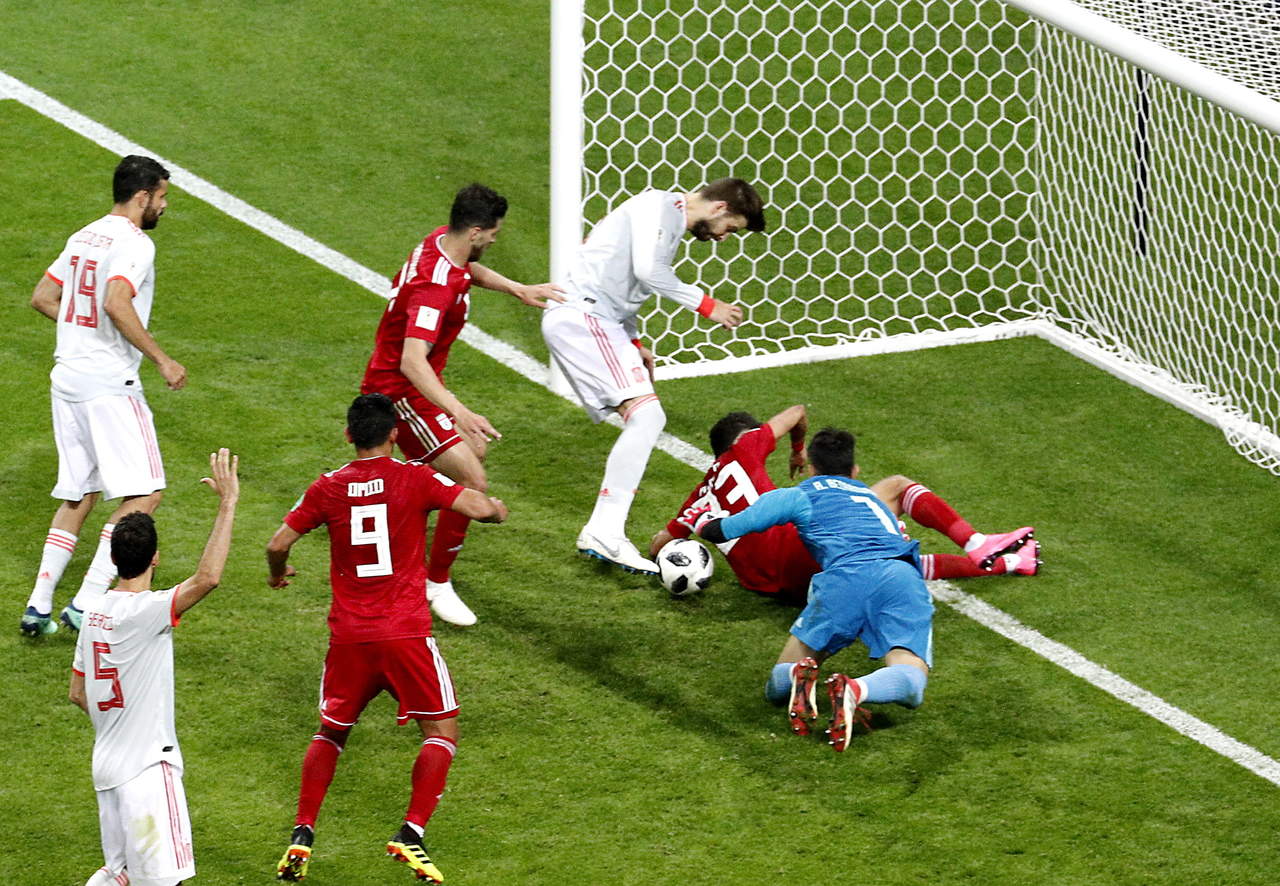 Piqué estuvo a punto de marcar un segundo tanto para la selección española, pero la defensa iraní se batió para impedirlo.
