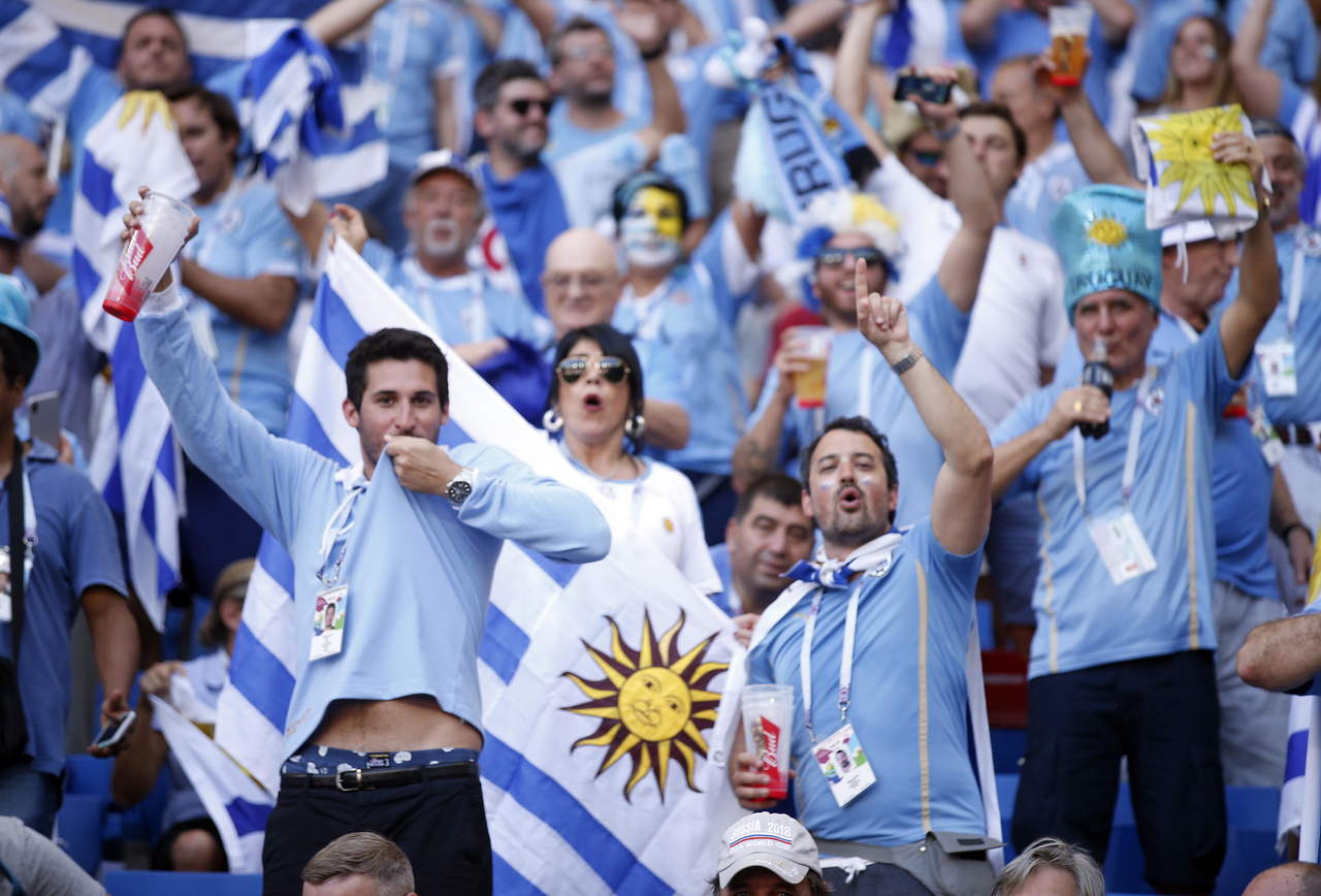 Una gran cantidad de uruguayos se dieron cita al duelo de ayer, donde su selección aseguró el boleto a octavos de final, tercera vez consecutiva que lo logra. (AP)