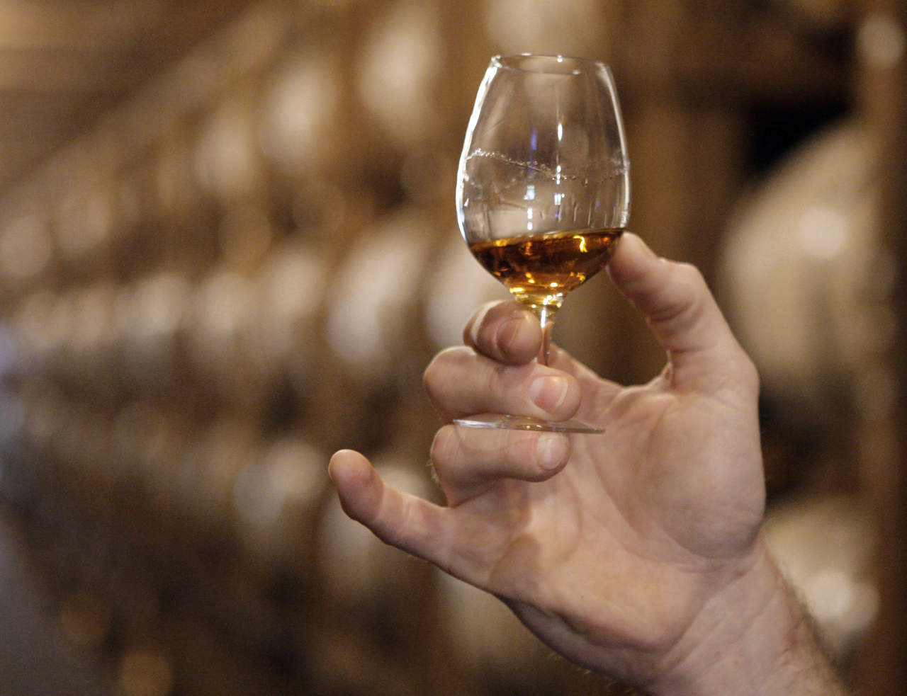  Buena parte del whiskey de centeno que se añeja en cientos de barriles en la destilería Catoctin Creek en Virginia podría ser consumido en Europa, un mercado que la empresa de nueve años ha cultivado a costa de grandes inversiones. (AP)