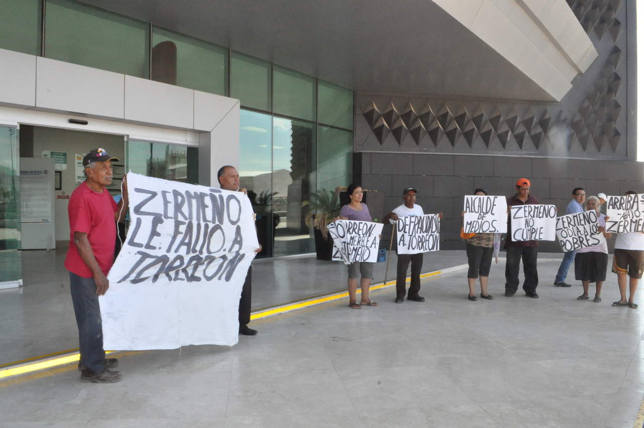 Los manifestantes llevaron pancartas y una manta y se plantaron en la puerta de la presidencia municipal durante cerca de media hora. (FABIOLA P. CANEDO) 
