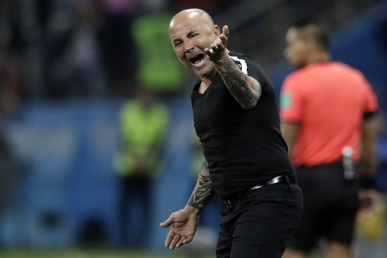 El técnico del cuadro albiceleste quiso quitar culpa a su guardameta y se responsabilizó de la debacle de Argentina por no haber acertado con el esquema que planteó durante el choque. (AP)